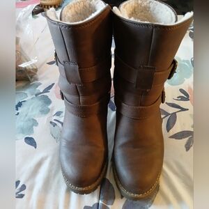 Boots size 5.5, fits like a 6